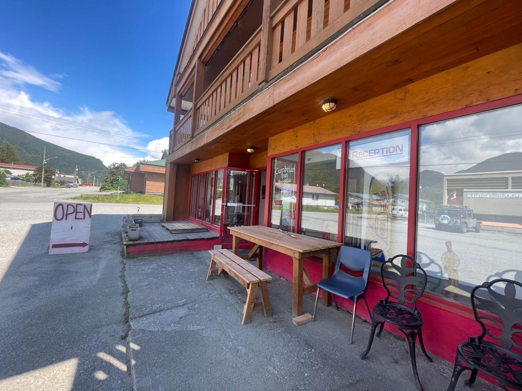 Cumbrian Inn Bella Coola エクステリア 写真