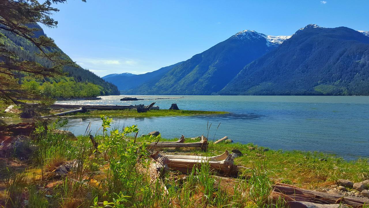 Cumbrian Inn Bella Coola エクステリア 写真